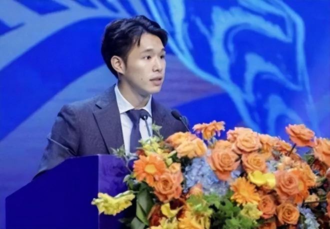 31岁中乙中场停赛7个月罚6万 暴力染红后威胁+推裁判 踹坏广告板