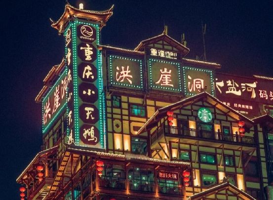 离谱!房东得知租客丈夫不在家,上厕所出来不提裤子走到女子面前
