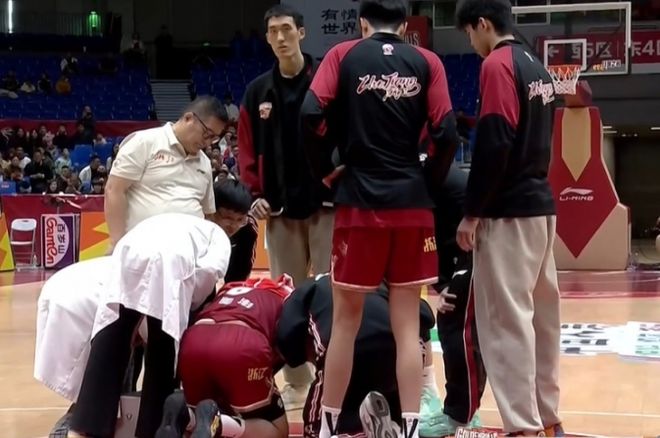 男篮19世界杯两大罪人再现低情商互动!球迷:把无知当个性,可悲