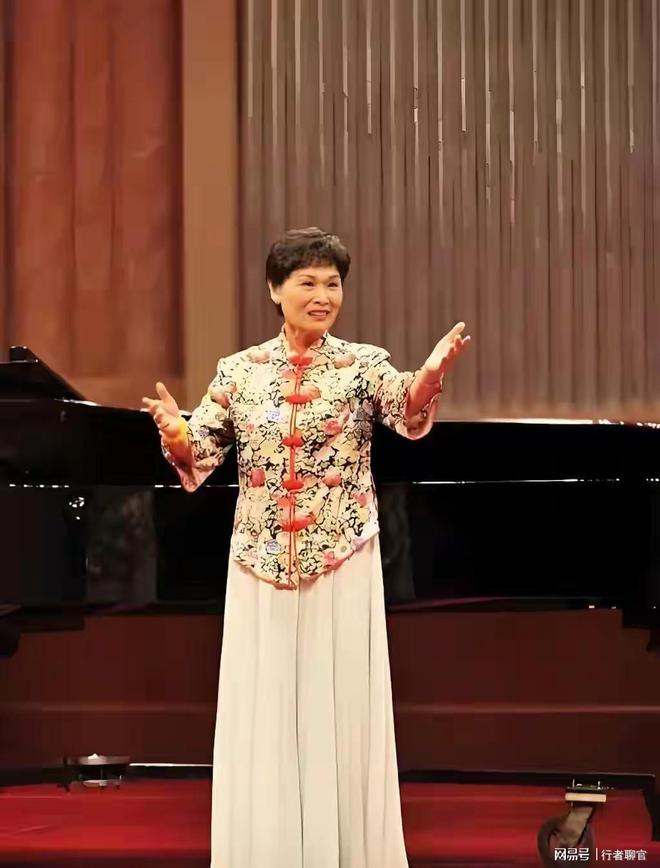 papi酱首谈原生家庭：父亲生性风流，其再婚妻子仅比我大几岁，20岁前对回家既期待又害怕