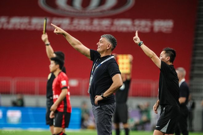 刘翔深夜再发文：继续搞笑吧，10年了，突然现在要“安置”我；此前上海体育局回应：将妥善做好各项保障安置