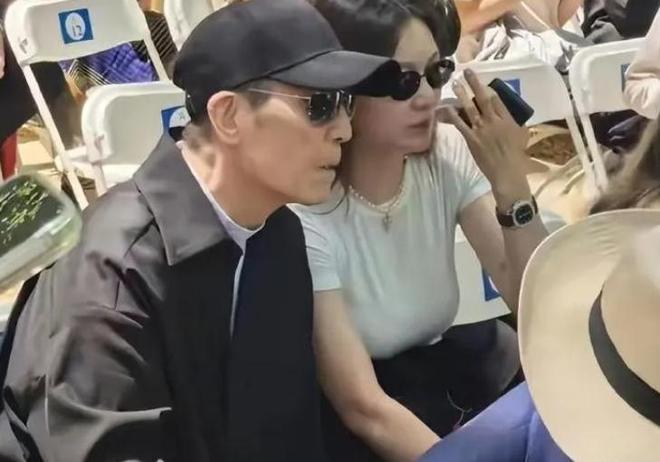 提前对话?英挪大战的看台上几名阿根廷球迷和英格兰球迷大打出手